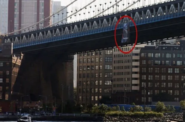 Manhattan Köprüsü’ne Putin’in posteri asıldı