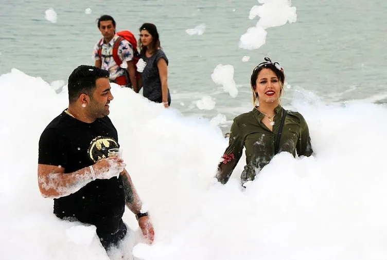 İranlı turistler Antalya’da köpük partisinde eğlendi