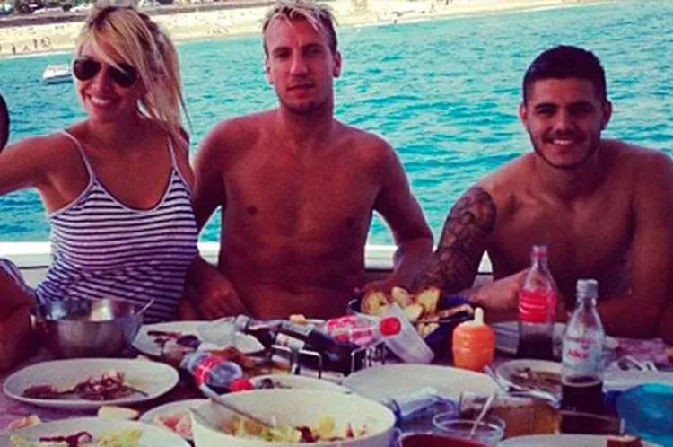 arjantinli-yildiz-icardiye-sok-esi-wanda-nara-tarafindan-aldatildi-1648379820880.jpg
