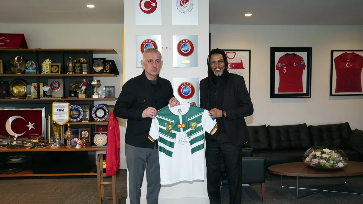 Eski futbolcu Song, Hacıosmanoğlu'nu ziyaret etti