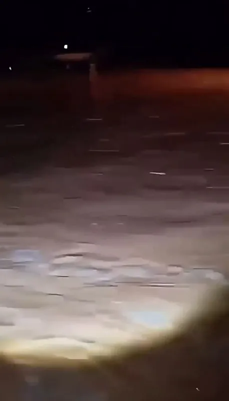 sanliurfada-kuvvetli-saganak-kuvvetli-yagis-su-taskinlarina-yol-acti-1793222413758.jpeg