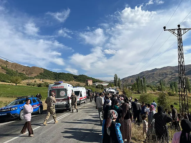 hakkaride-korkunc-kaza-iki-arac-kafa-kafaya-carpisti-1-olu-7-yarali-1791386760290.jpeg