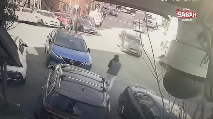 Motosikletli saldırganlar yolda yürüyen gence kurşun yağdırdı!