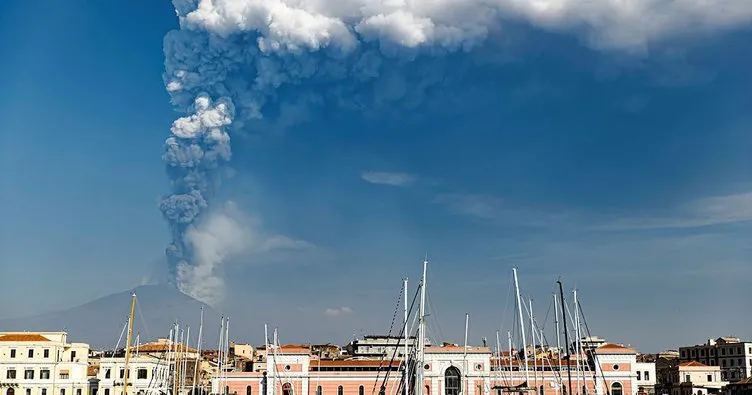 Etna yanardağından korkutan görüntü! Şiddetli volkanik patlamalar...