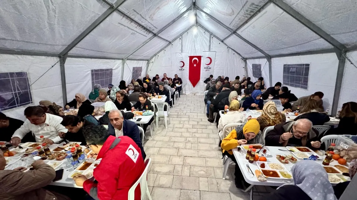 İzmir’de dayanışma sofrası: Her gün binlerce kişiye iftar İzmir’de dayanışma sofrası: Her gün binlerce kişiye iftar