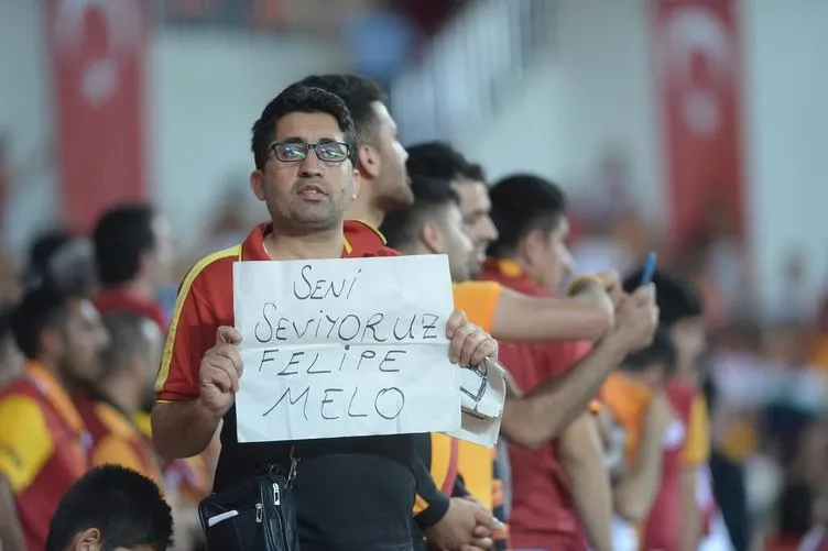 Galatasaray-Fenerbahçe maçı tribünlerden kareler