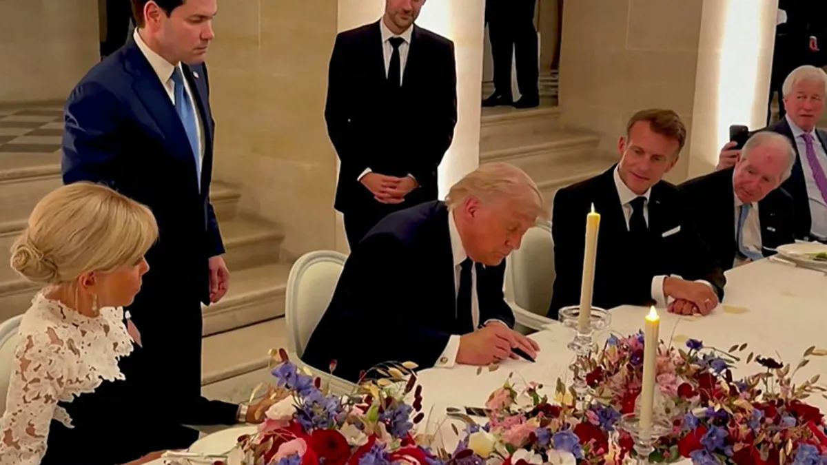 ABD Başkanı Donald Trump'ın Fransa'daki Versay Sarayı'nda İran ile yapılan mutabakatı imzaladığı an.