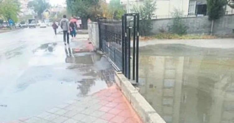 Melih Abi: Yol kaldırımın üzerinde olunca apartman su altında kaldı