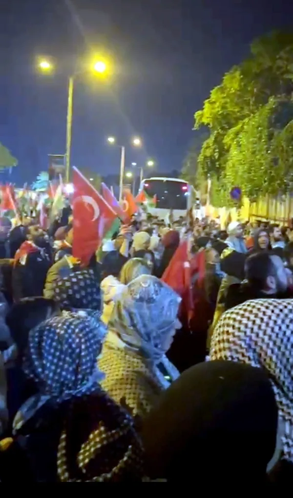 israilin-kuresel-sumud-filosuna-mudahalesi-istanbulda-gece-boyunca-protesto-edildi-1759417095807.jpg
