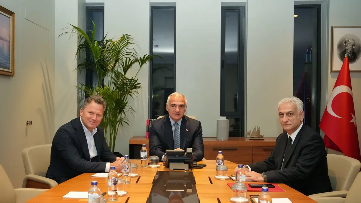 Turizmde yeni sezon masada! Bakan Ersoy’dan dev tur operatörleriyle stratejik buluşma Turizmde yeni sezon masada! Bakan Ersoy’dan dev tur operatörleriyle stratejik buluşma