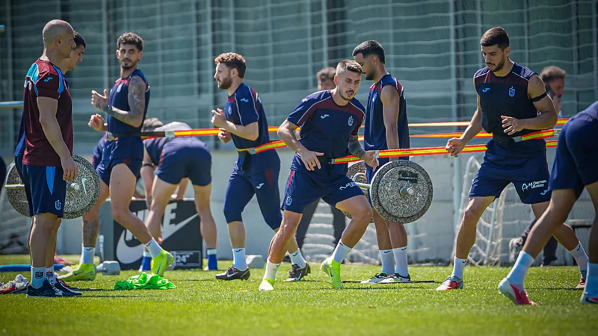 Trabzonspor futbol takımı oyuncuları sahada antrenman yapıyor.