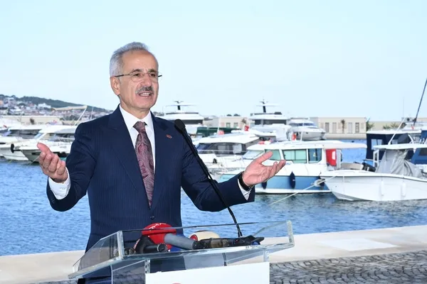 ilk-yerli-ve-milli-tarama-gemisi-suya-indi-bakan-uraloglu-tarama-ve-temizlemeyi-kendi-gemimizle-yapacagiz-1790413690291.jpeg