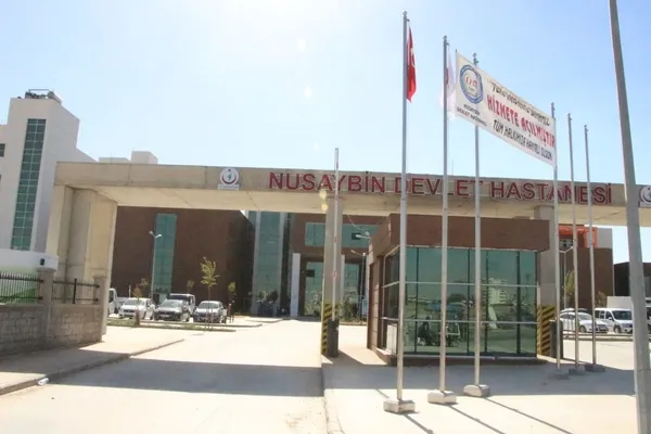 nusaybin-devlet-hastanesinde-hasta-yakinlari-ozel-guvenlikciyi-darp-etti-1657828241889.jpeg