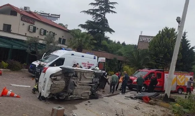 İzmir’de otomobil tarlaya devrildi: 1 ölü, 1 yaralı