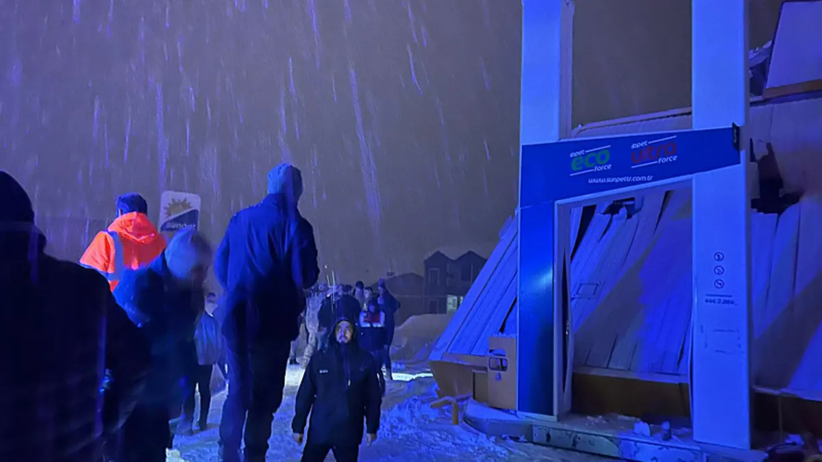 Hakkari’de akaryakıt istasyonunun çatısı çöktü: 8 yaralı! Hakkari’de akaryakıt istasyonunun çatısı çöktü: 8 yaralı!