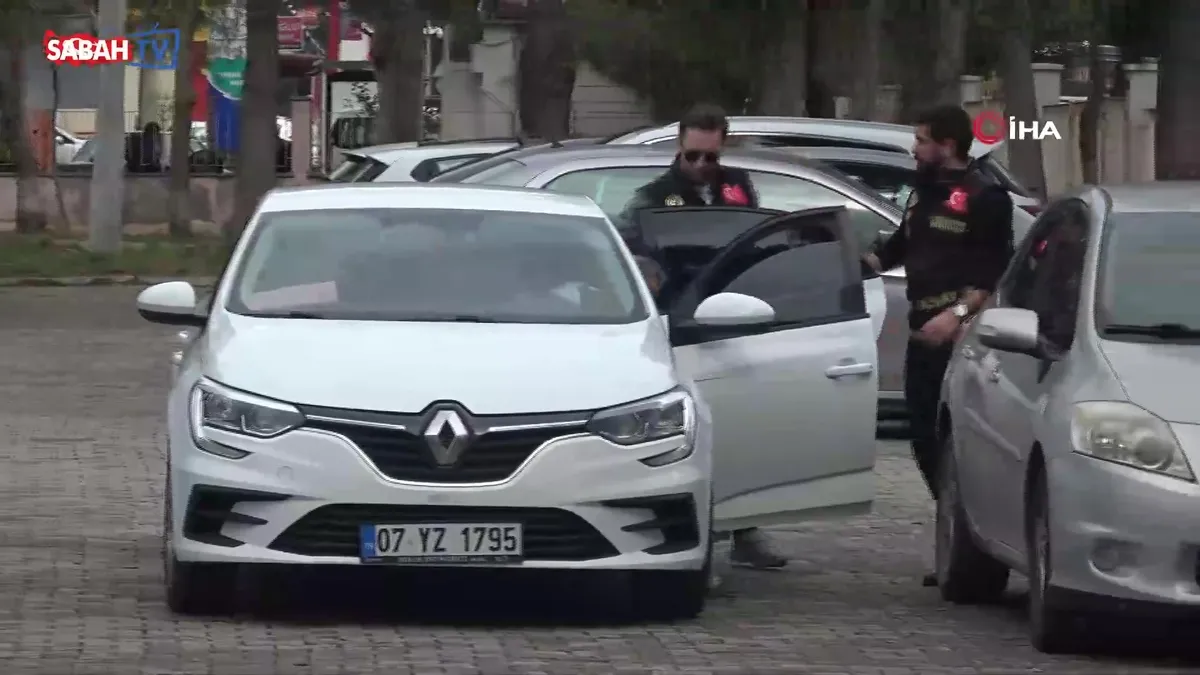 İnternetten tanıştığı genci bıçaklayarak öldüren şüpheli adliyeye sevk edildi | Video videosunu izle İnternetten tanıştığı genci bıçaklayarak öldüren şüpheli adliyeye sevk edildi | Video videosunu izle