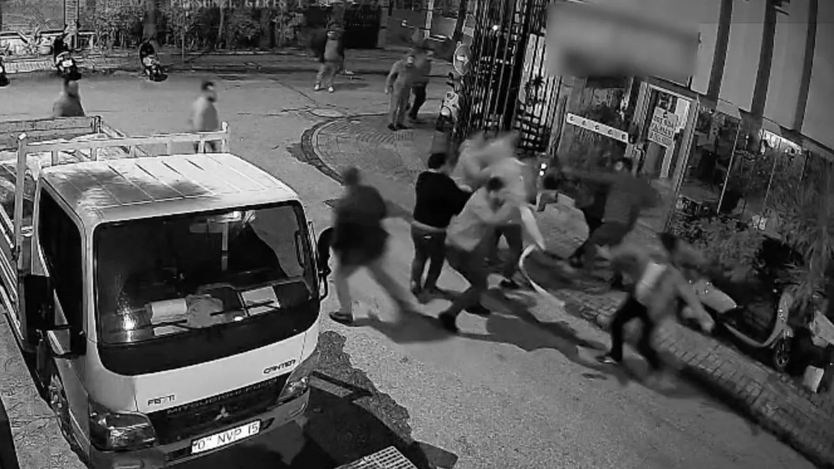 Alanya’da zincirli bıçaklı kavga anbean kamerada: Sargılar içinde adliyeye sevk edildiler! Alanya’da zincirli bıçaklı kavga anbean kamerada: Sargılar içinde adliyeye sevk edildiler!