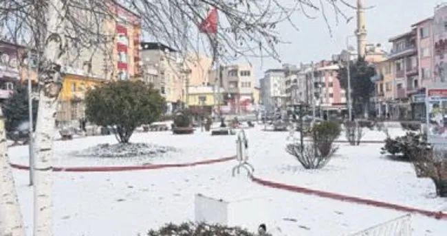 Dursunbey’de kar yağışı etkili oluyor