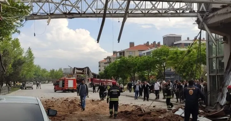 Konya’da vincin çarptığı üst geçidin yıkıldığı anlar saniye saniye kaydedildi