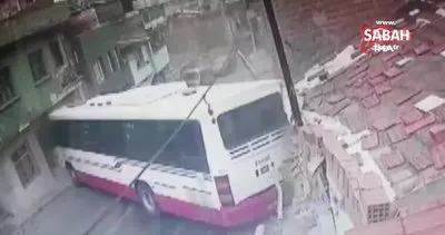 Son dakika haberi... İzmir’de otobüsün iki evin arasına sıkıştığı kaza kamerada! 6 yaralı
