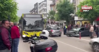Yolcu indiren halk otobüsüne ters şeritten gelen otomobil çarptı: 1 yaralı | Video