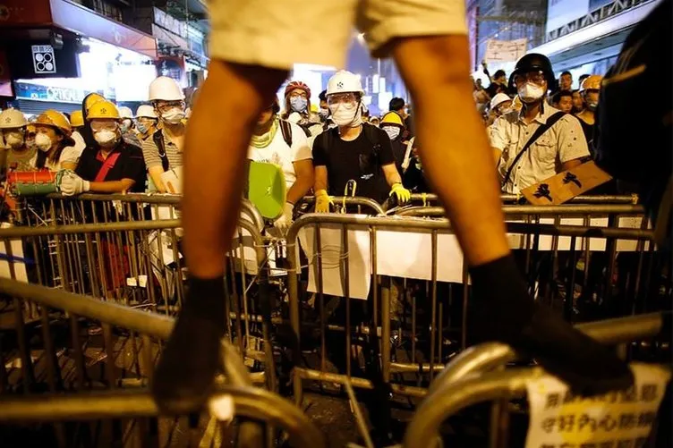 Hong Kong’da işgalciler direniyor