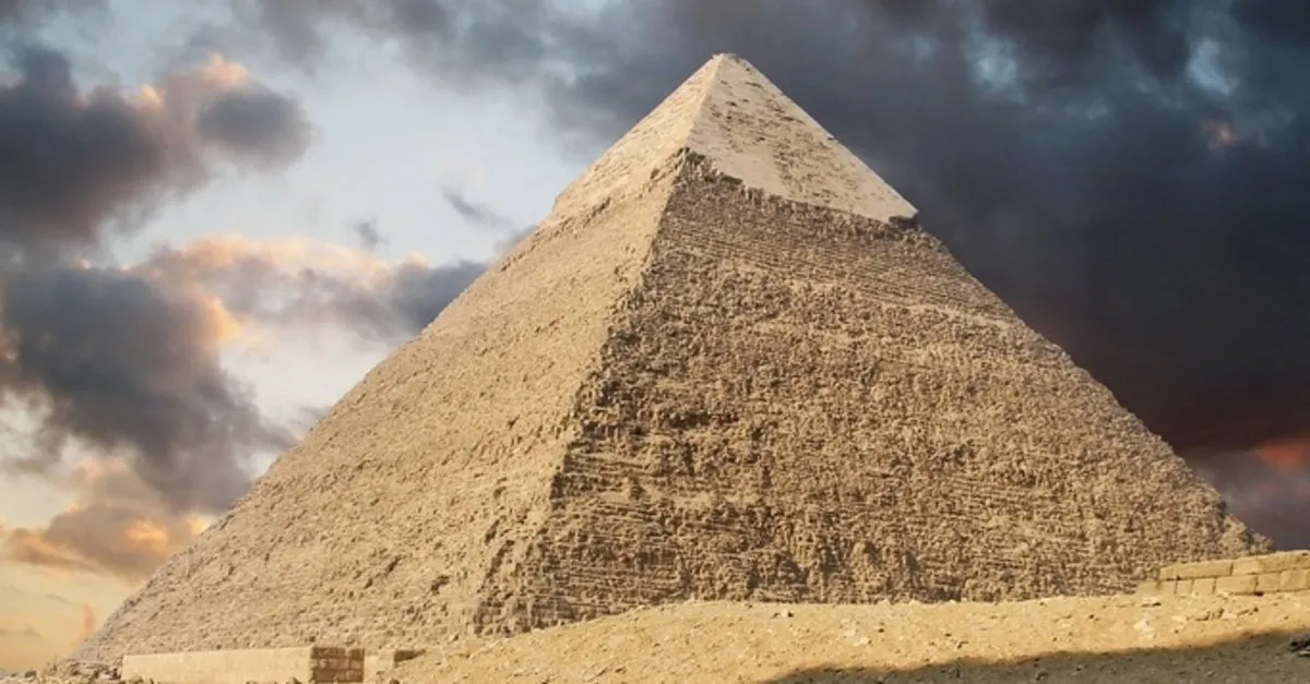 dunyanin yedi harikasindan biri olan keops piramidi ne zaman yapildi ozellikleri neler keops piramidi hakkinda bilgiler egitim haberleri
