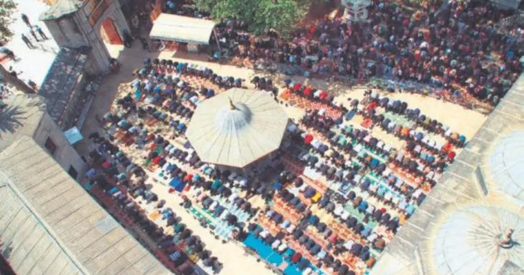 Camiler dolup taştı