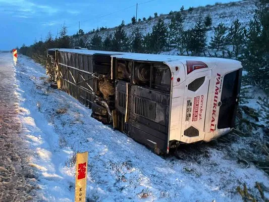 Afyonkarahisar’da yolcu otobüsü devrildi, 8 kişi yaralandı