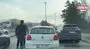 Trafiğin ortasında araçlarından inip tartışan sürücüleri polis ayırdı | Video