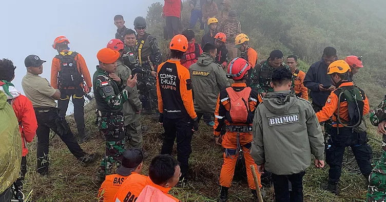 Endonezya’da uçak dağa çakıldı: 10 kişiden haber alınamıyor