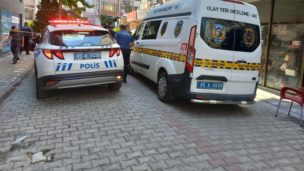 Manisa'da 5 katlı bir apartmanın balkonu