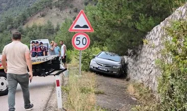 Karabük'te otomobil istinat duvarına çarptı: 3 yaralı #karabuk