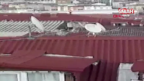 İstanbul Sultangazi'de çatıya çıkan çocuk yürekleri ağza getirdi | Video