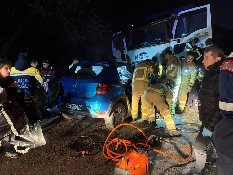 Son dakika: Bartın’da katliam gibi kaza! Parti dönüşü yarış yapan gençler kamyonun altına girdi: 5 ölü
