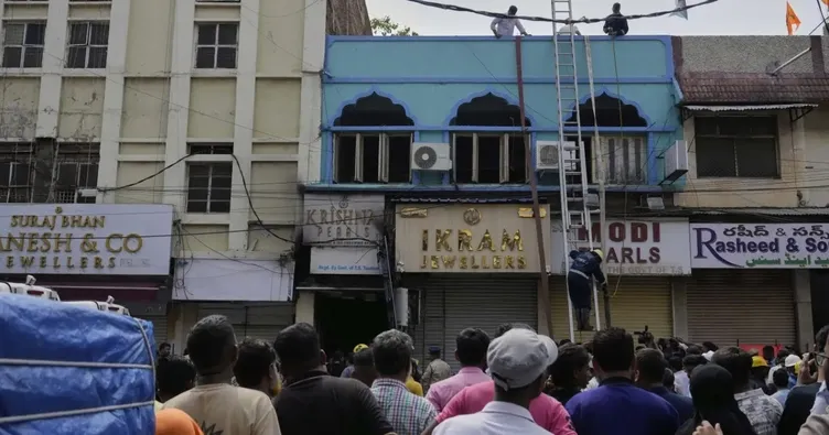 Hindistan’da yangın faciası: 17 ölü