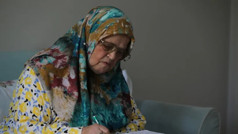 En büyük hayali okuyup yazabilmekti! 71 yaşında kendi hayatını yazdı