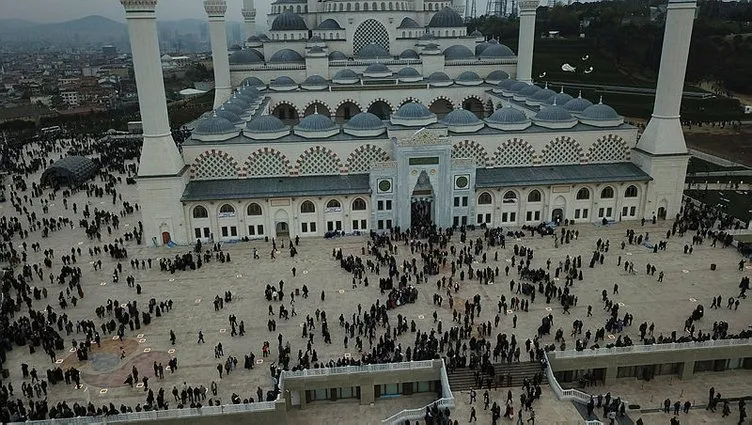 Büyük Çamlıca Camii’ne binlerce genç akın etti