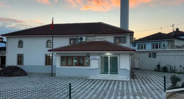 imam-italyan-gezgini-camide-agirladi-imamin-camurlu-ayakkabilarini-yikadigini-gorunce-cok-sasirdi-1737355355571.jpg