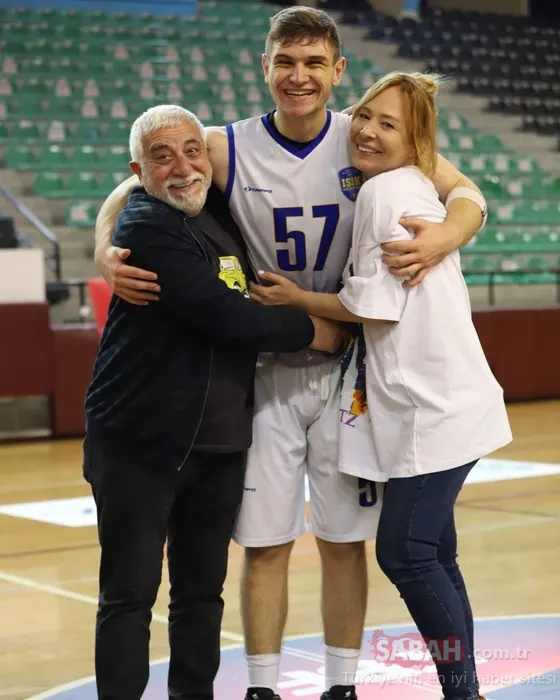 Ahu Sungur ile Suat Sungur’un oğlu 20 yaşında bir delikanlı oldu! Duvar lakaplı Ege basketboldaki başarısıyla takdir topluyor...