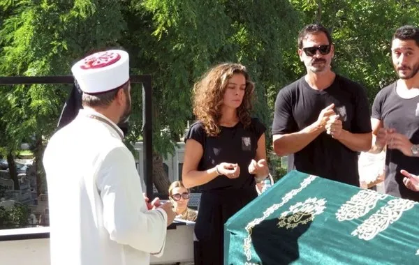 oyuncu-ozge-ozpirincci-babasini-son-yolculuga-ugurladi-1697289834419.jpg