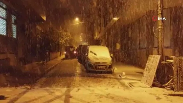 İstanbul’da kar yağışı etkili oldu: Çocuklar eğlendi, sürücüler zor anlar yaşadı