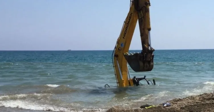Mersin’de iş makinesi denize battı