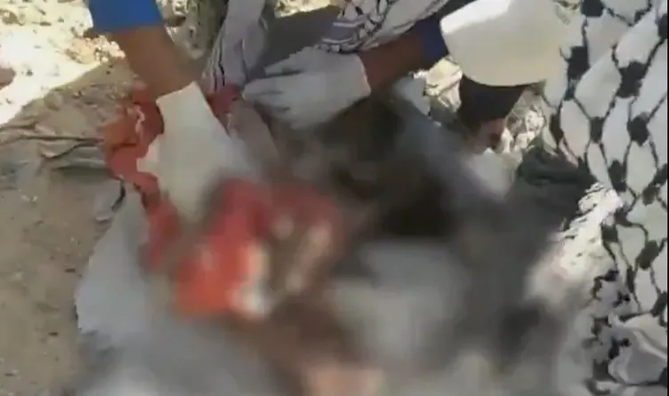 Gazze zulmünün içler açısı görüntüleri: Filistinli anne yürekleri yaktı! Oğlunun kemiklerine sarıldı