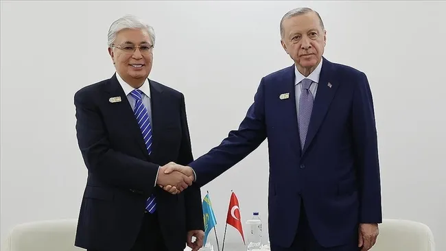 cumhurbaskani-erdogan-kazakistan-cumhurbaskani-tokayev-ile-gorustu-1740572565282.jpg
