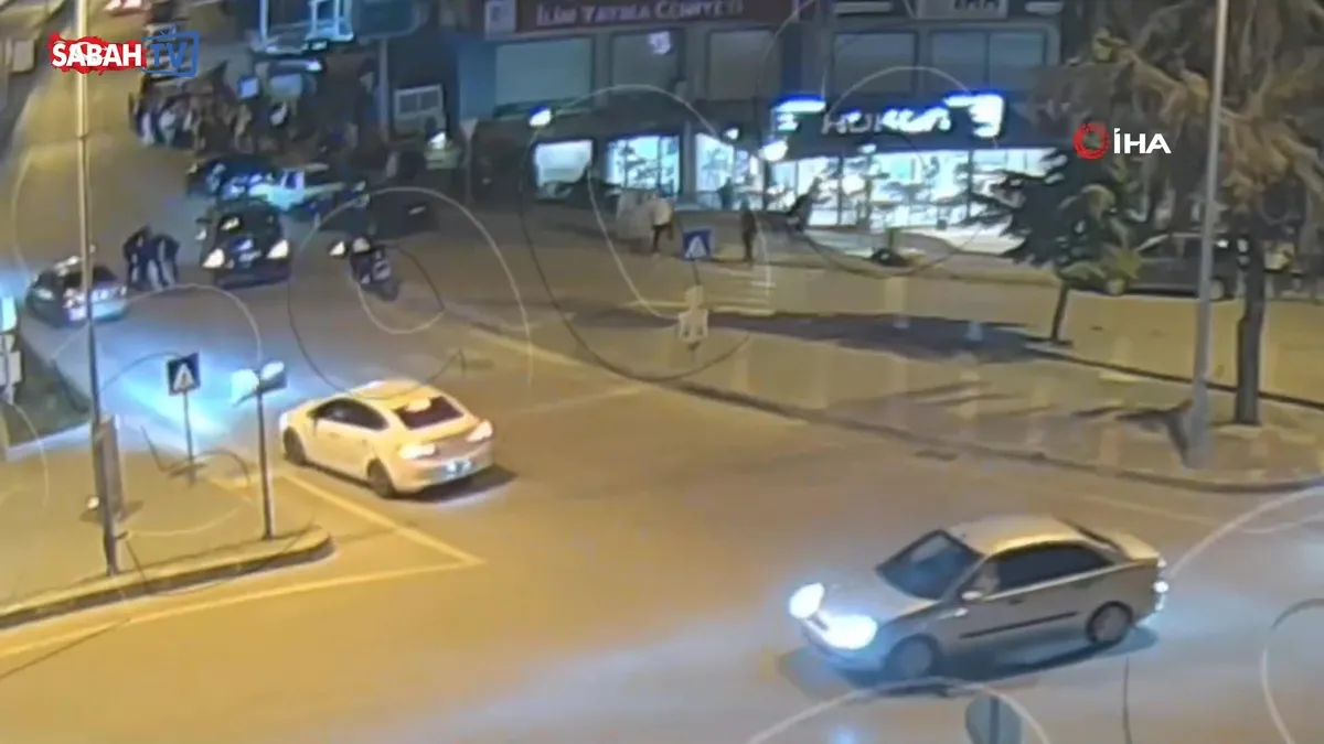 Nefes borusuna kek kaçtı, aracı durdurdu: Polisin heimlich manevrası sürücünün hayatını kurtardı! | Video videosunu izle Nefes borusuna kek kaçtı, aracı durdurdu: Polisin heimlich manevrası sürücünün hayatını kurtardı! | Video videosunu izle