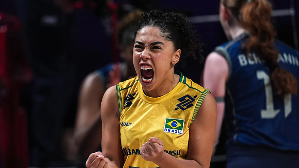Brezilya voleybol takımının oyuncuları sevinirken görünüyor.