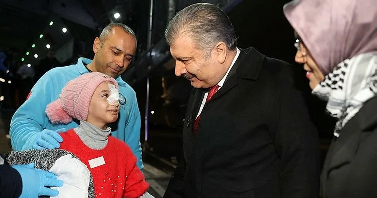 Sağlık Bakanı Koca, Türkiye’ye getirilen Gazzeli hastaları karşıladı