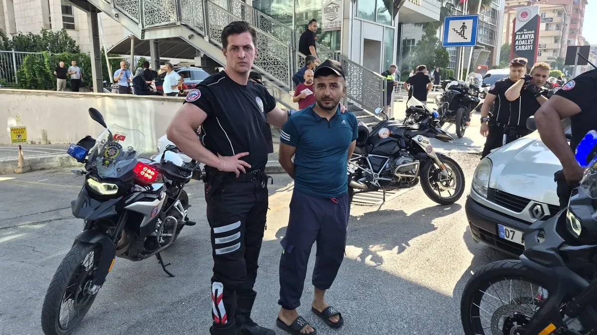Alanya’da polisin ‘dur’ ihtarına uymayan sürücüye 500 bin lira ceza uygulandı Alanya’da polisin ‘dur’ ihtarına uymayan sürücüye 500 bin lira ceza uygulandı
