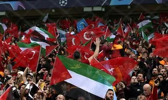 Galatasaraylı taraftarlardan Filistin’e destek! Manchester United maçında Filistin bayrakları açıldı...